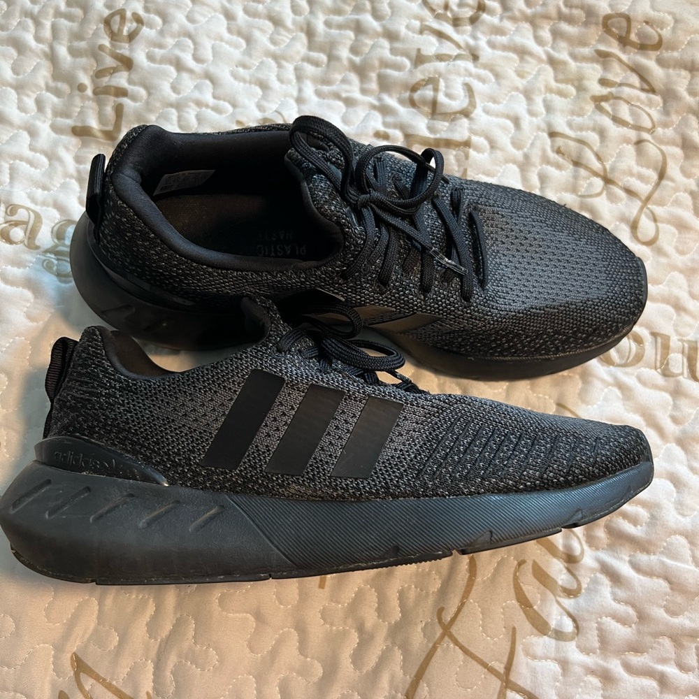 Adidas Men’s Athletic Shoes Sz 7 Black and Gray Walking, running, or jogging,etc